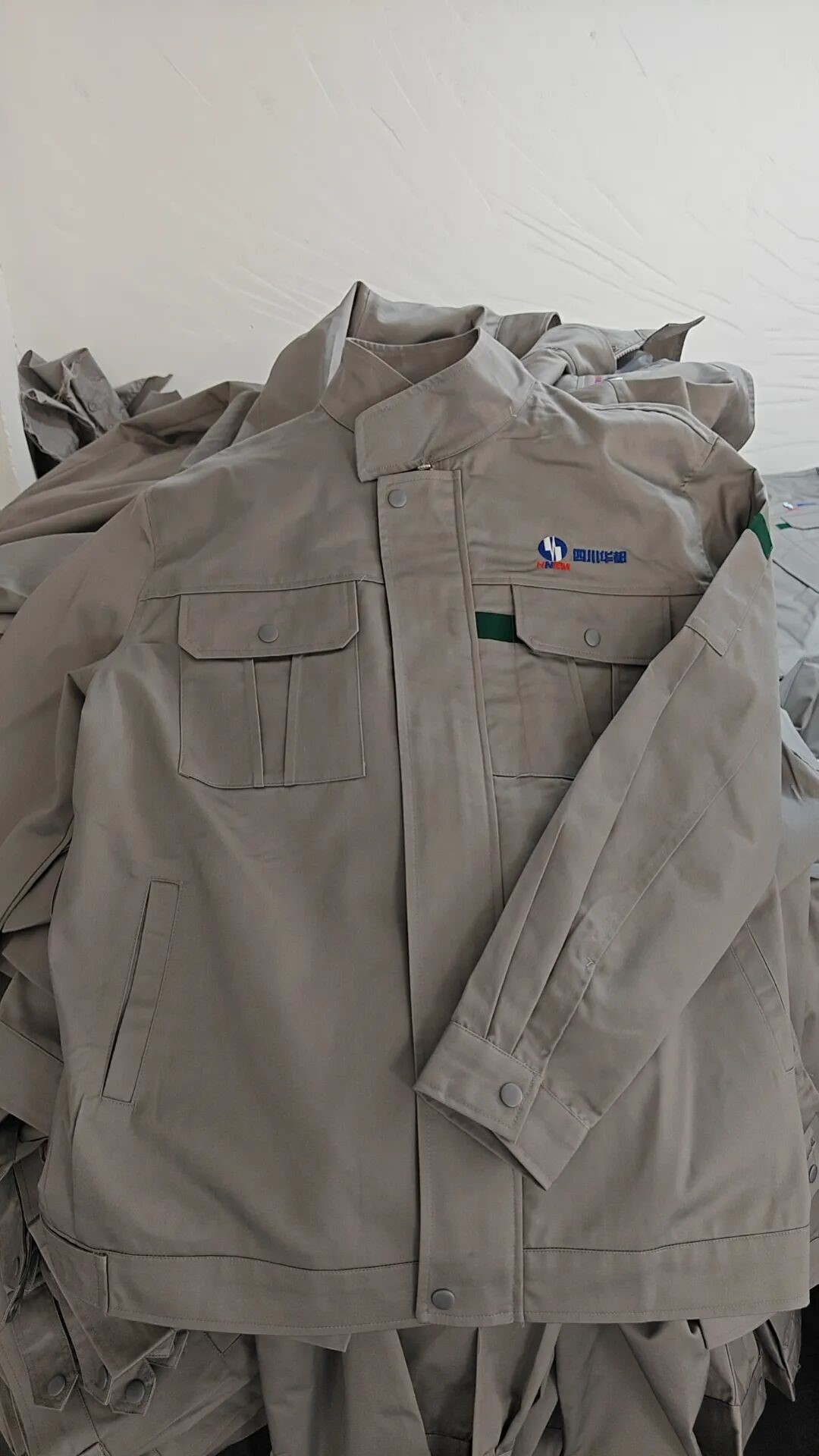 長沙炭河服飾有限公司,長沙西服定制公司,工作服定制,沖鋒衣定制,T恤定制